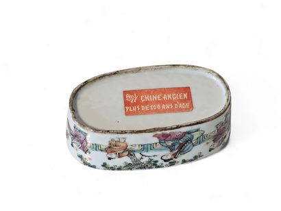 CHINA
Small polychrome porcelain cricket...