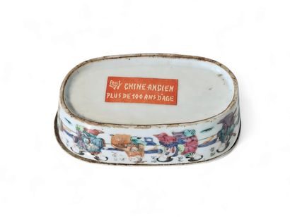 CHINA
Small polychrome porcelain cricket...
