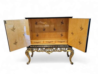 EUROPEAN WORK 20th century
Stained wood cabinet...