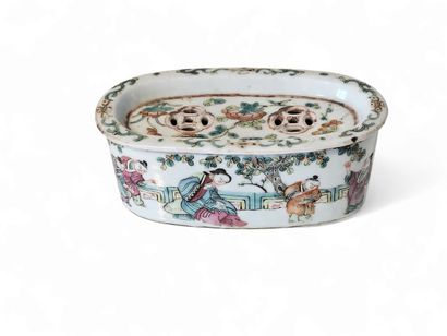 CHINA
Small polychrome porcelain cricket...