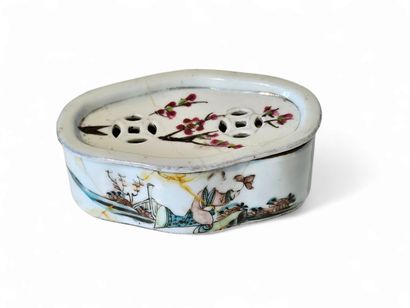 CHINA
Small red porcelain cricket box decorated...