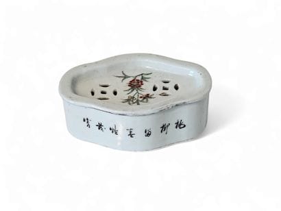 CHINA
Small polychrome porcelain cricket...