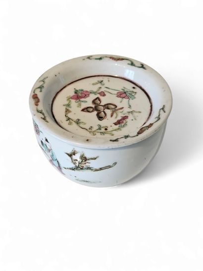 CHINA
Small round polychrome porcelain cricket...