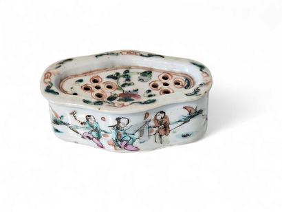 CHINA
Small polychrome porcelain cricket...