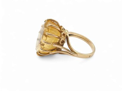 Cocktail ring in yellow gold 750° set with...