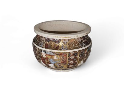JAPAN, Satsuma kilns - 20th century
Polychrome...