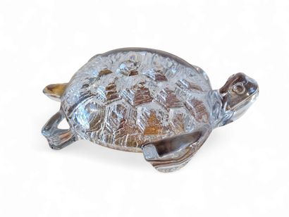 DAUM France 
Tortue en cristal moulé blanc
Signé...