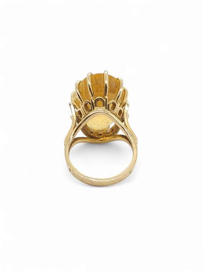 Cocktail ring in yellow gold 750° set with...