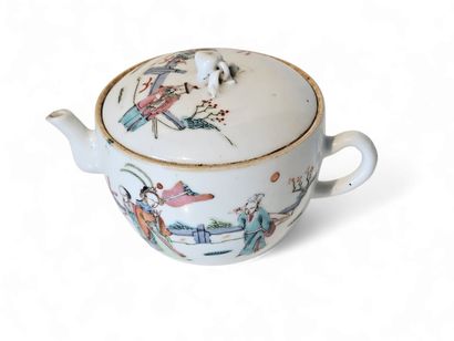 CHINA
Small polychrome porcelain teapot decorated...
