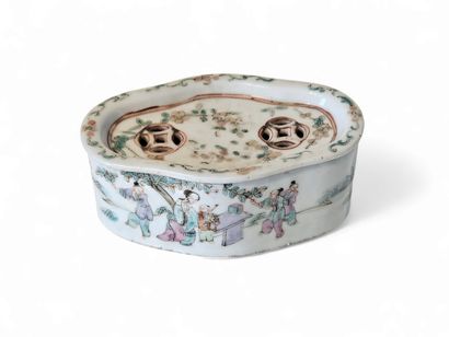 CHINA
Small polychrome porcelain cricket...