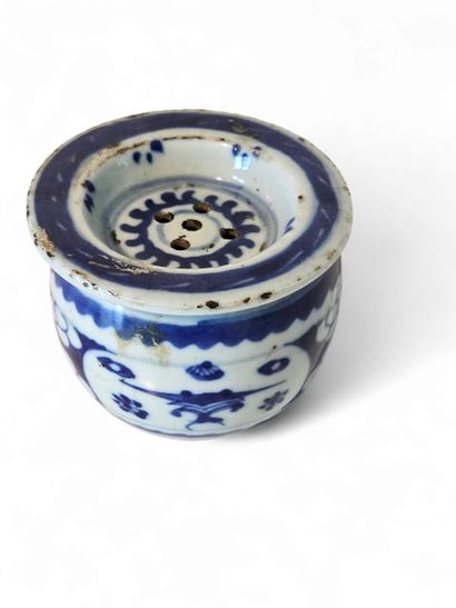 CHINA
Small round blue-white porcelain cricket...