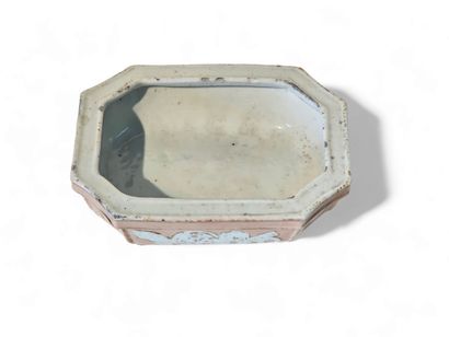 CHINA
Small pink and gold porcelain jardinière...
