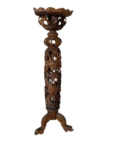 INDOCHINA Selette tripode en bois sculpté...