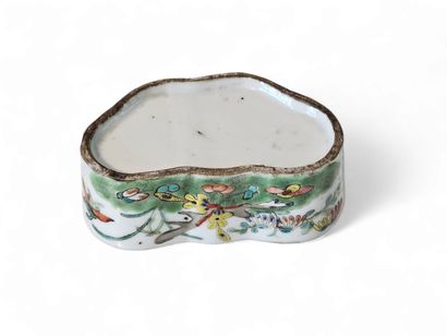 CHINA
Small polychrome porcelain cricket...