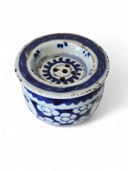 CHINA
Small round blue-white porcelain cricket...