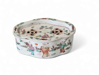 CHINA
Small polychrome porcelain cricket...