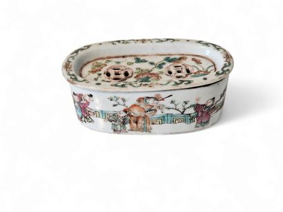 CHINA
Small polychrome porcelain cricket...