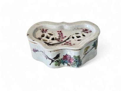 CHINA
Small polychrome porcelain cricket...
