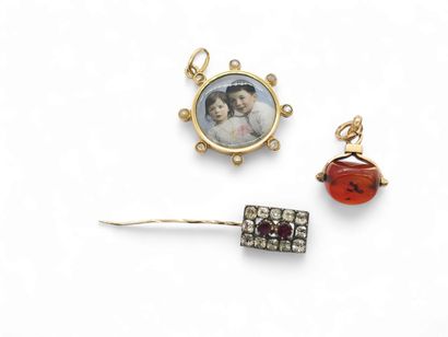 Carnelian pendant in 750° yellow gold 
Gross...