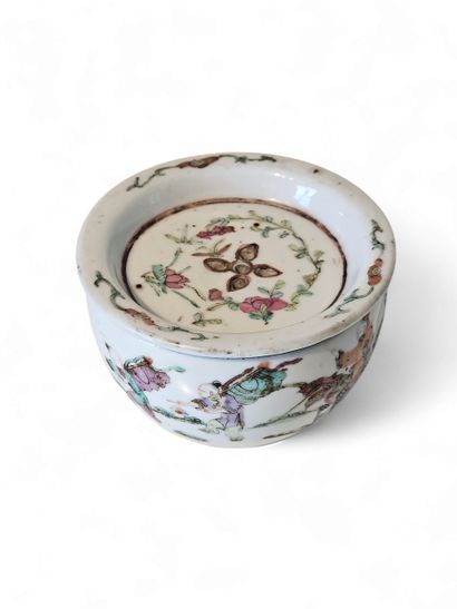 CHINA
Small round polychrome porcelain cricket...