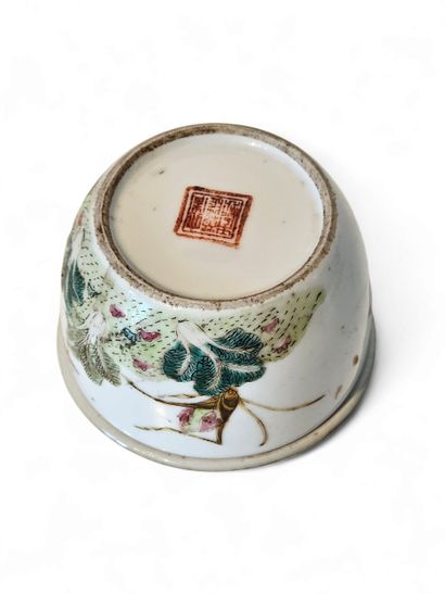 CHINA
Small round polychrome porcelain cricket...