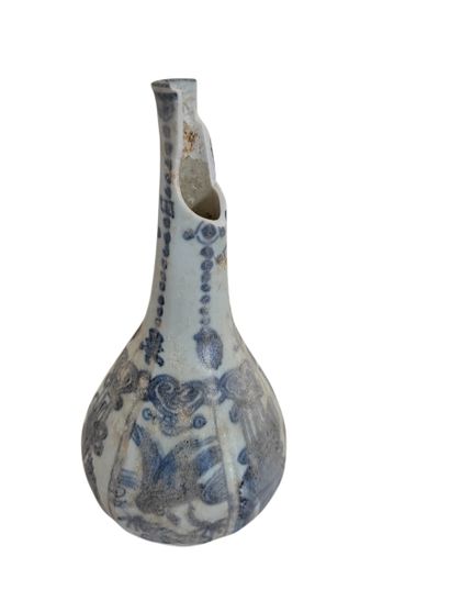 CHINA Small blue-white porcelain vase decorated...