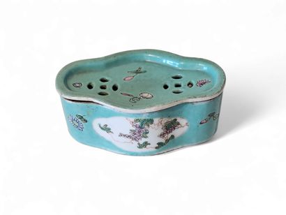 CHINA
Small polychrome porcelain cricket...