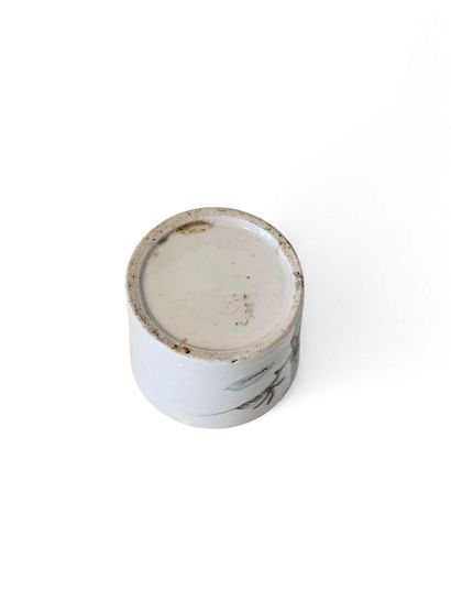 CHINA 
Small round porcelain covered ink...