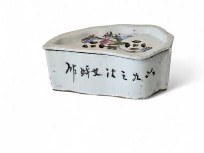 CHINA 
Small polychrome porcelain cricket...