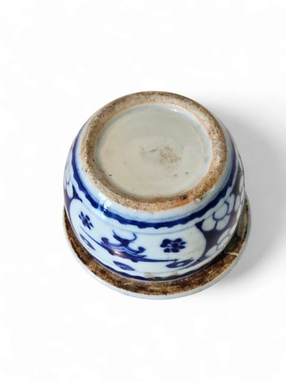 CHINA
Small round blue-white porcelain cricket...