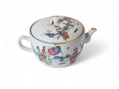 CHINA
Small polychrome porcelain teapot decorated...