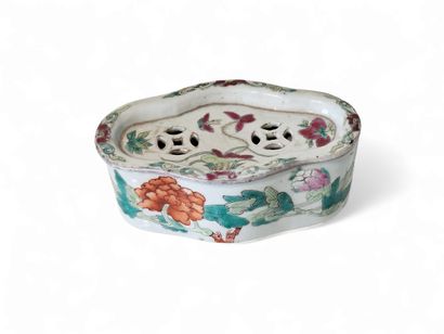 CHINA
Small polychrome porcelain cricket...