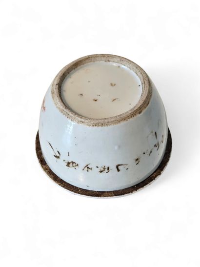 CHINA
Small round cricket box in polychrome...