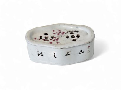 CHINA
Small polychrome porcelain cricket...