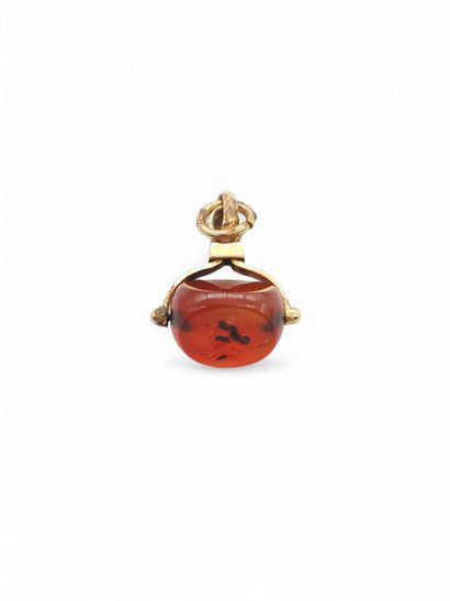 Carnelian pendant in 750° yellow gold 
Gross...