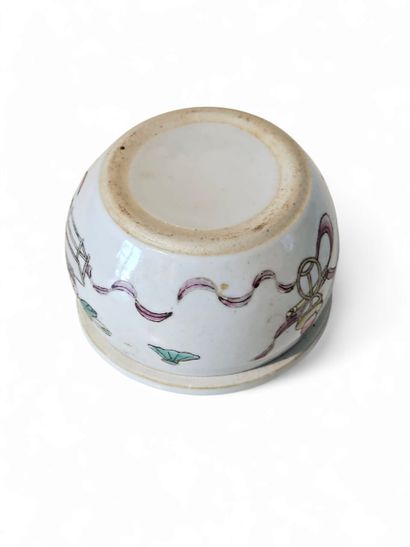 CHINA
Small round polychrome porcelain cricket...