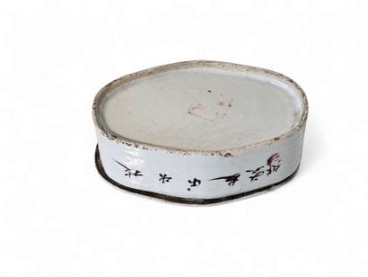 CHINA
Small polychrome porcelain cricket...