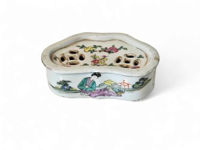 CHINA 
Small polychrome porcelain cricket...