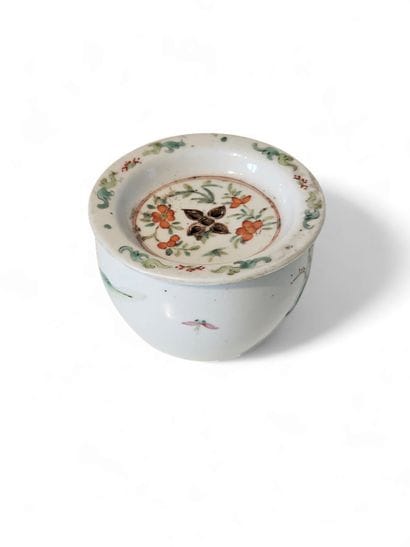 CHINA
Small round cricket box in polychrome...