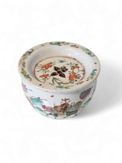 CHINA
Small round cricket box in polychrome...