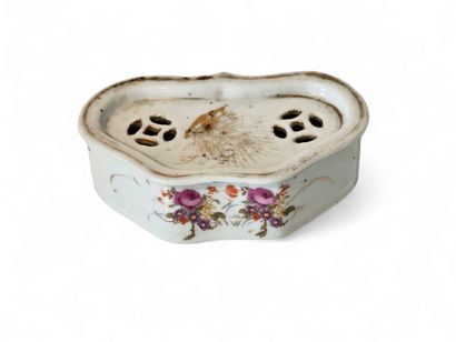 CHINA
Small polychrome porcelain cricket...