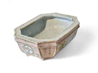 CHINA
Small pink and gold porcelain jardinière...