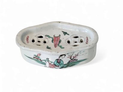 CHINA
Small polychrome porcelain cricket...