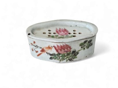 CHINA
Small polychrome porcelain cricket...