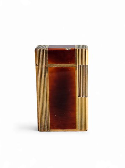 DUPONT
Gilded metal and lacquer lighter 
In...