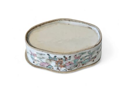 CHINA
Small polychrome porcelain cricket...
