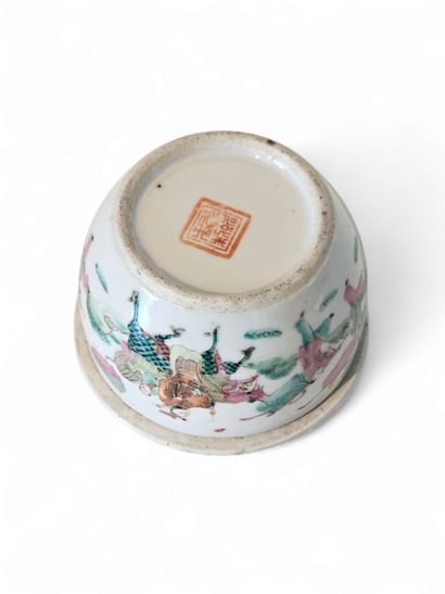 CHINA
Small round cricket box in polychrome...