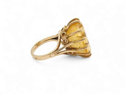 Cocktail ring in yellow gold 750° set with...