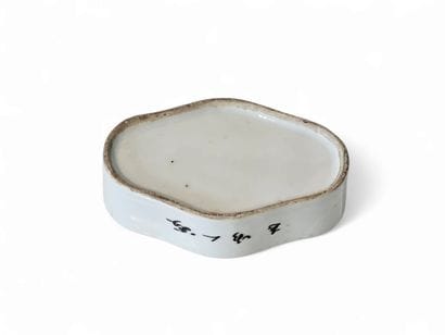 CHINA
Small polychrome porcelain cricket...