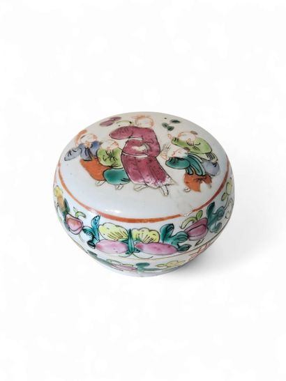 CHINA 
Round polychrome porcelain bombonniere...